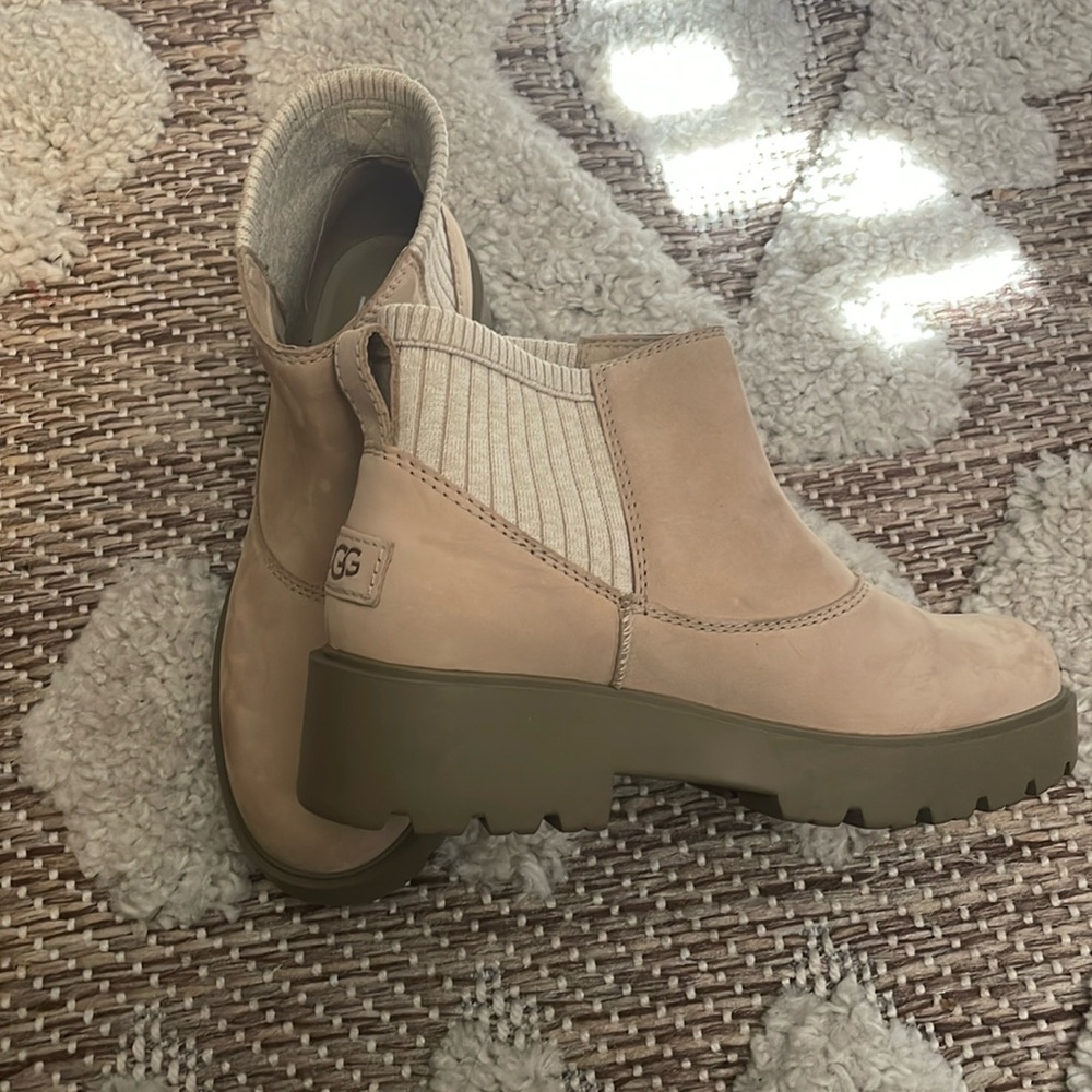 UGG Bootie never worn NEW SIZE 8 beige suede